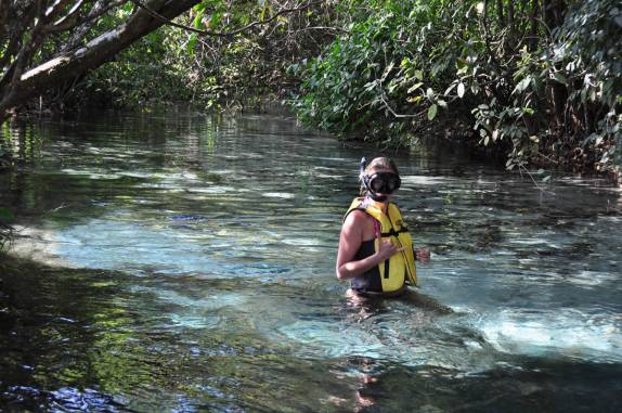 Pronta para fazer flutuação nas águas cristalinas do Rio Triste, em Bom Jardim, no Mato Grosso